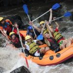 Petualangan Air: Mengarungi Sungai Brantas dengan Rafting Keluarga di Batu