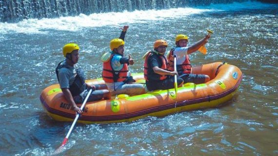 Menyusuri Derasnya Sungai : Sensasi Rafting yang Bikin Jantung Berdebar