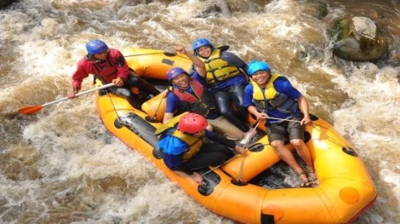 Petualangan Arus Deras di Tengah Kota Wisata