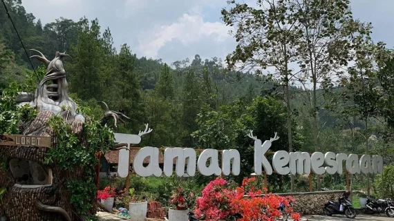 Wisata Taman Kemesraan Pujon Malang