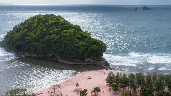 Wisata Pantai Tanjung Penyu di Malang