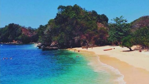 Pantai Tiga Warna, Pesona Pantai Eksotis di Malang Selatan
