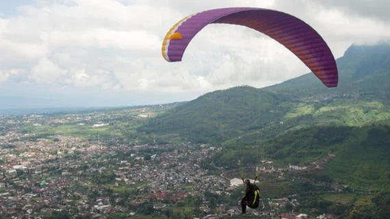 Wisata Paralayang di Kota Batu