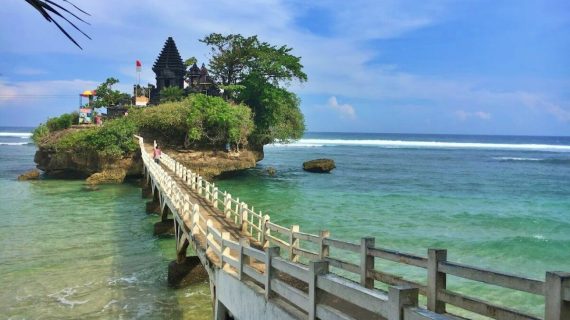 Pantai Balekambang di Malang