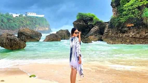 Pantai Watu Leter Malang, Pesona Pantai Alami di Malang Selatan